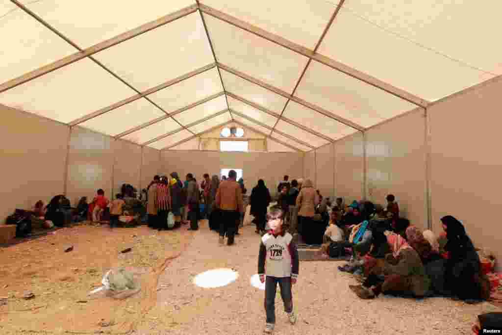 叙利亚难民2013年3月6日抵达和叙利亚接壤的黎巴嫩边境地区的扎塔里难民营之后，登记他们的名字。