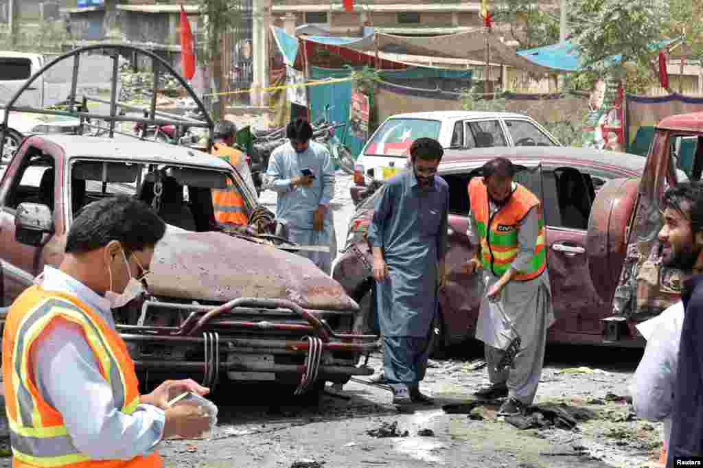 دھماکہ تعمیرِ نو اسکول میں واقع پولنگ اسٹیشن کے باہر قائم سیاسی جماعتوں کے کیمپوں میں ہوا جس میں درجنوں افراد زخمی ہوئے ہیں۔