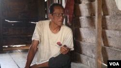 Dy Sam On, 70, was a former U.S.-backed Lon Nol’s soldier who fought against the Khmer Rouge, Oddar Meanchey province, Cambodia,April 6, 2018. (Sun Narin/VOA Khmer)