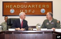 지난 2018년 2월 요코타 주일 미 공군기지를 방문한 마이크 펜스 부통령이 제리 마르티네즈 주일미군사령관으로부터 브리핑을 받고 있다.