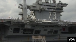 美國海軍駐日本核動力航母喬治·華盛頓號(USS George Washington)18日啟程返美，離開駐防七年的橫須賀港。（視頻截圖）
