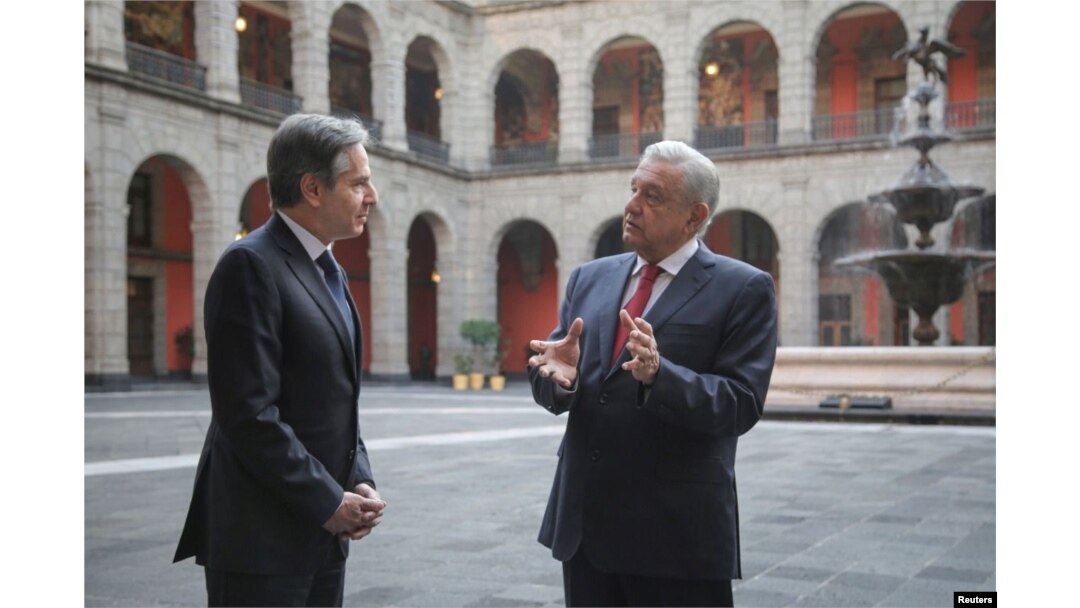 Presiden Meksiko Andres Manuel Lopez Obrador berbicara dengan Menteri Luar Negeri AS Anthony Blinken setelah kedatangannya di Istana Nasional untuk menghadiri pertemuan dengan Meksiko dan delegasi AS, di Mexico City, Meksiko 8 Oktober 2021. (Foto: via Reuters)