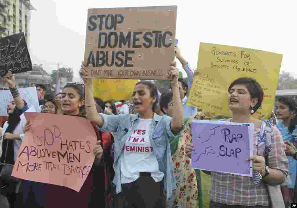 گروهی از فعالان مدنی و زنان معترض به خشونت خانگی در شهر لاهور پاکستان تجمع کردند.&nbsp;