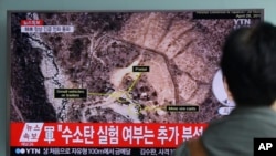 یک مرد در کره جنوبی در سئول در حال تماشای خبر آزمایش هسته ای کره شمالی است. 