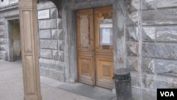 Вход в здание ЕУСПб на Гагаринской улице, дом 3 (откуда вуз выселят в течение октября)