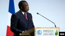 Le président congolais Denis Sassou Nguesso prononce un discours à Paris, France, 30 novembre 2015.