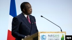 Le président congolais Denis Sassou Nguesso prononce un discours à Paris, France, 30 novembre 2015. epa/ ETIENNE LAURENT