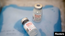 Frascos que contienen las vacunas Moderna se muestran durante la administración de una tercera inyección de la vacuna contra la enfermedad por coronavirus (COVID-19).