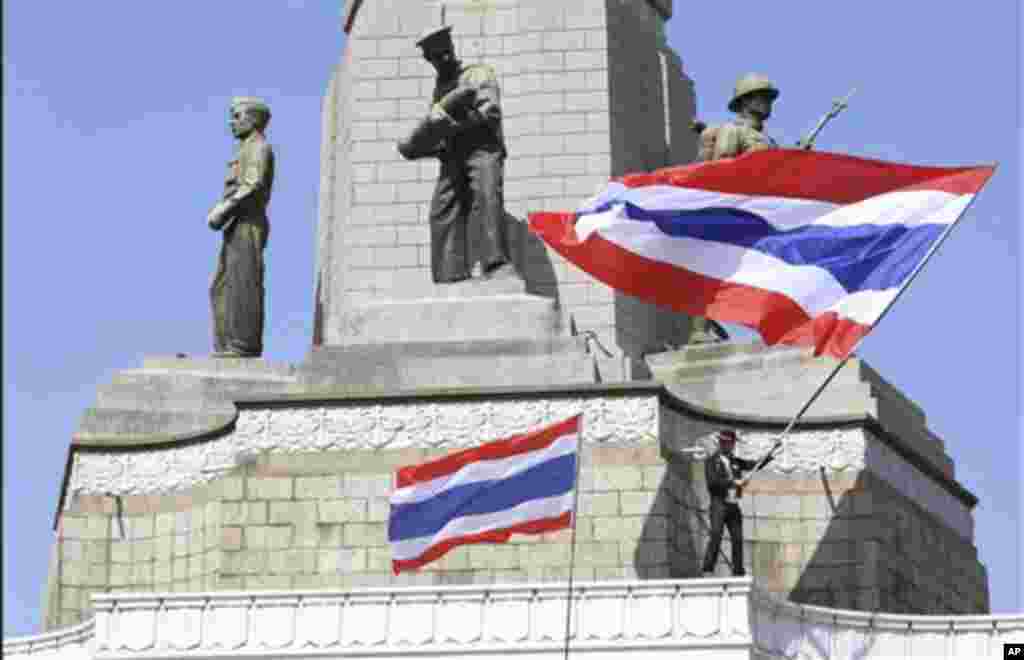 تظاهرکنندگان با پرچم ملی تایلند در بنای یادبود پیروزی - بانکوک، سیزدهم ژانویه