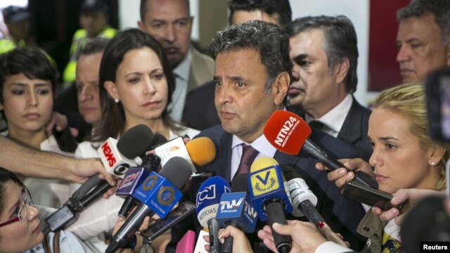 El senador brasileño Aecio Neves (centro) habla junto a opositores en su visita de junio a Venezuela.
