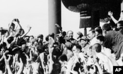 1966年8月，毛泽东和周恩来在天安门城楼上接见北京等地的红卫兵