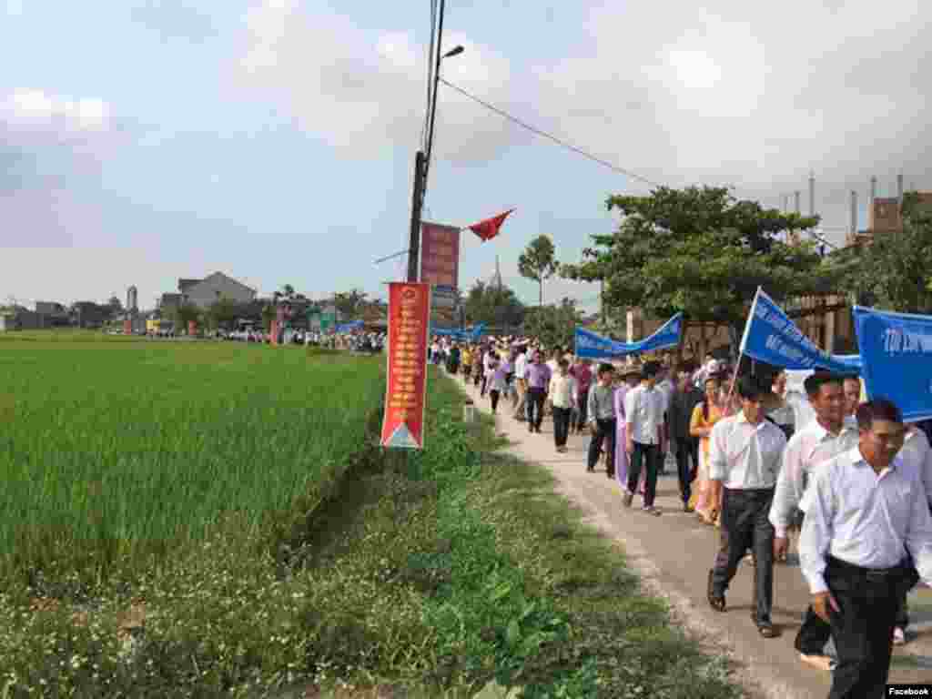 Hàng ngàn giáo dân xuống đường ở Quỳnh Lưu, Nghệ An. Ảnh: Facebook Paul Trần Minh Nhật 