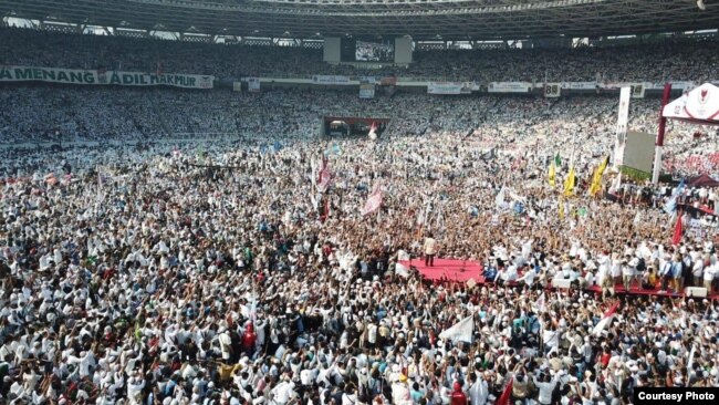 Capres Prabowo Subianto berorasi di depan 1 juta lebih massa pendukungnya di Stadion GBK, Senayan, Jakarta, Minggu pagi (7/4) (Prabowo-Sandi Media Center)