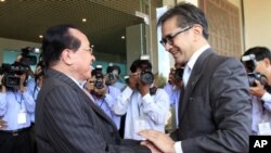 Menteri Luar Negeri Marty Natalegawa bersalaman dengan Menteri Luar Negeri Kamboja Hor Namhong, sebelum pertemuan di Phnom Penh. (Foto: AP)