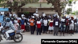 Trabalhadores em frente à administração do Sumbe