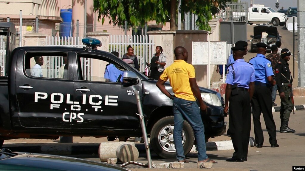 Jami'an 'yan sanda sun tsaya kuwa da sakateriyar gwamnatin tarayya a Abuja.