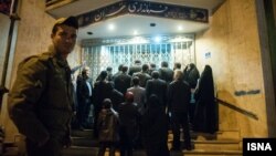 صف متقاضیان ثبت نام در انتخابات شورای شهر تهران در دقایق آخر