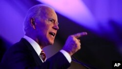 Joe Biden, quien encabeza las encuestas para las primarias demócratas en Carolina del Sur previstas para el 29 de febrero participa en un acto de campaña en Charleston, Carolina del Sur el lunes, 24 de febrero de 2020.