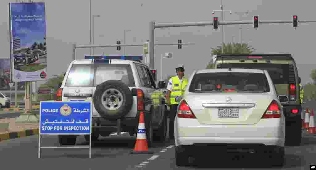 Las autoridades realizan una parada de control de quienes ingresan al circuito internacional en Sakhir, Bahréin. 