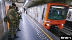 Des soldats dans le métro en Belgique, le 25 novembre 2015. (REUTERS/Yves Herman)