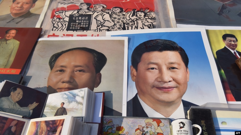 北京一个市场陈列的带有中国国家主席习近平和前共产党领袖毛泽东肖像的商品(2018年2月26日)。