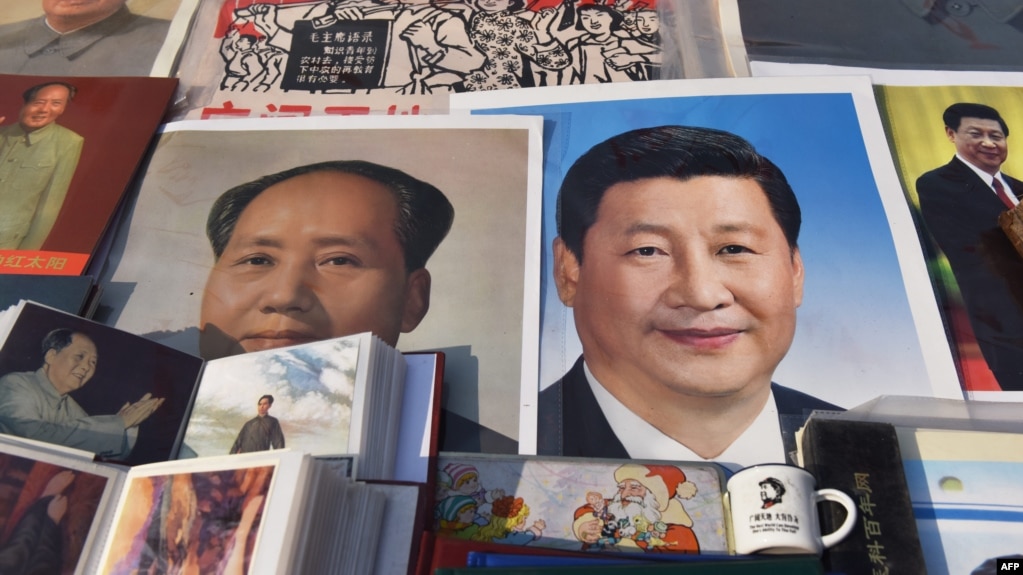 2018年2月26日，北京一个市场陈列的中国国家主席习近平像和前共产党领袖毛泽东像。