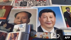 2018年2月26日，北京一個市場陳列的中國國家主席習近平像和前共產黨領袖毛澤東像。