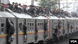 Penumpang mengeluh kurangnya jumlah kereta dan terlalu seringnya terjadi keterlambatan. (Foto: dok).