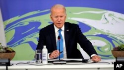 Prezidan Biden pale pandan yon rankont nan kad konferans COP26 sou Chanjman Klimatik nan peyi Ekos, 2 Nov. 2021.