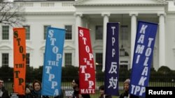 《跨太平洋夥伴關係協定》TPP反對者2016年2月3日白宮外示威資料照。