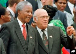 Presiden Afsel Nelson Mandela (kiri) bersama Wapres F.W. de Klerk pada 8 Mei 1996. (foto: dok. AP)