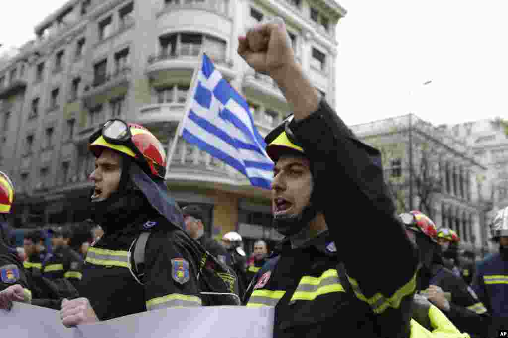 تظاهرات صدها آتش نشان یونانی در آتن، پایتخت این کشور. آنها علیه شرایط استخدام اعتراض می&zwnj;&zwnj;کنند. 