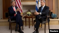 ທ່ານ John Kerry (ຊ້າຍ) ແລະທ່ານ Benjamin Netanyahu ທີ່ນະຄອນ Jerusalem (6 ພະຈິກ 2013) 