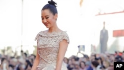 中国演员许晴抵达威尼斯影展颁奖典礼会场（2015年9月12日）