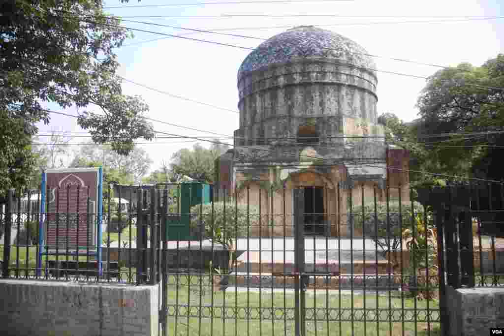 مغل پورہ کے قریب تاریخی شالامار باغ کے قریب جی ٹی روڈ پر بُدھو کا مقبرہ بھی لاہور کے تاریخی مقامات میں شمار ہوتا ہے۔
