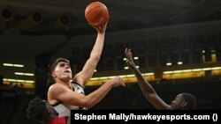 Uz učinak od 20 poena i 12 skokova, Luka Garza je predvodio svoj tim u pobjedi protiv ekipe SIUE.