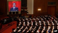 리커창 중국 총리가 5일 베이징 인민대회당에서 열린 13기 전국인민대표대회에서 정부 업무보고를 하고 있다.