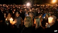 1일 밤 미 오리건 주 엄프콰 대학에서 총기 난사범 희생자들을 위한 추모 집회가 열렸다.