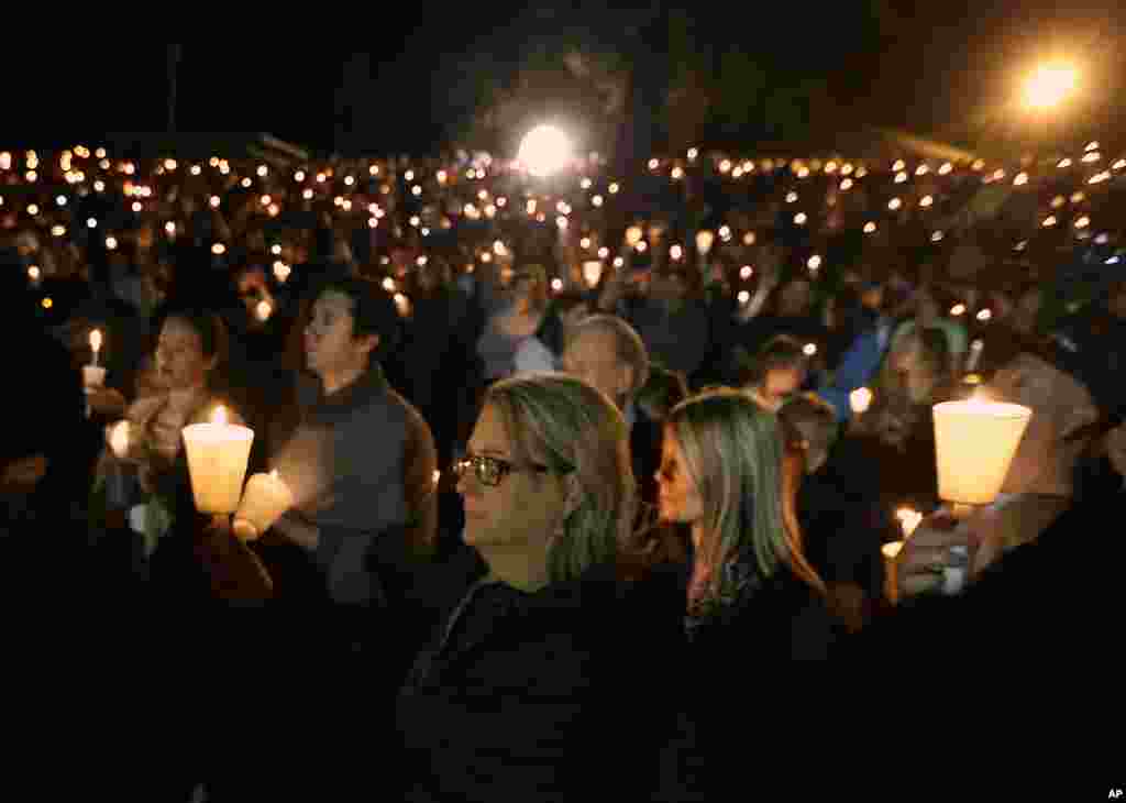 امریکی ریاست اوریگن کے کمیونٹی کالج میں فائرنگ سے ہلاک ہونے والوں کی یاد میں لوگوں نے شمعیں روشن کیں۔