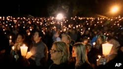 Masyarakat menyalakan lilin untuk mengenang mereka yang tewas akibat penembakan di Umpqua Community College di Roseburg, Oregon, 1 Oktober 2015.