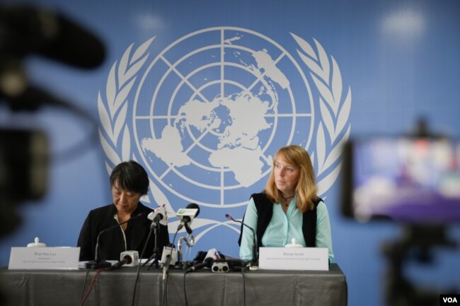 អ្នកស្រី វ៉ាន់ ហេលី (Wan-Hea Lee) (ឆ្វេង) តំណាងការិយាល័យឧត្តមស្នងការអង្គការសហប្រជាជាតិ ទទួលបន្ទុកសិទ្ធិមនុស្សនៅកម្ពុជា (OHCHR) និងអ្នកស្រី រ៉ូណា ស្មីត (Rhona Smith) អ្នករាយការណ៍ពិសេសអង្គការសហប្រជាជាតិទទួលបន្ទុកសិទ្ធិមនុស្សប្រចាំកម្ពុជា នៅក្នុង​សន្និសីទ​សារសារព័ត៌មាន កាលពីថ្ងៃសុក្រ ទី១៨ ខែសីហា ឆ្នាំ២០១៧។ (នៅ វណ្ណារិន/VOA)