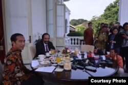 Presiden Joko Widodo dan Ketua Umum Partai Nasdem Surya Paloh memberikan keterangan di teras Istana Merdeka, Jakarta, Selasa 22 November 2016. (Foto: Biro Pers Kepresidenan)