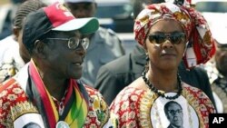 Umongameli Mugabe lomkakhe unkosikazi Grace Mugabe ekuthakazaleleni ilanga lakhe lokuzalwa ngomnyaka ka2012