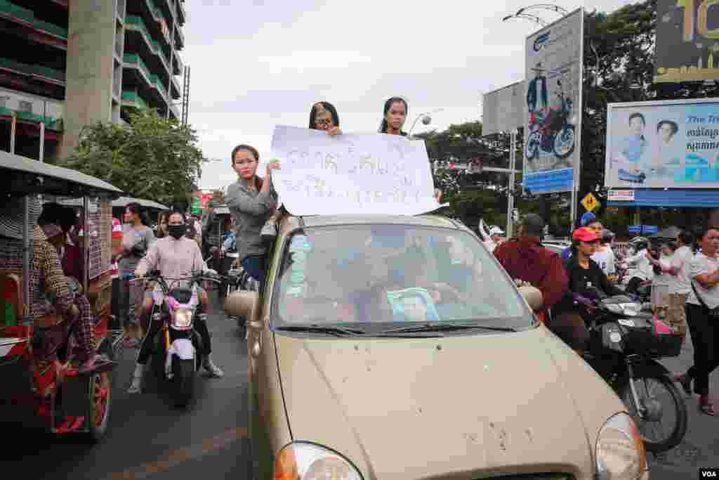 ក្បួនដង្ហែ​សពរបស់​លោកកែម ឡីត្រូវ​បាន​ធ្វើឡើង​នៅ​តាម​បណ្តោយផ្លូវព្រះមុនីវង្ស ក្រុង​ភ្នំពេញ កាលពី​ថ្ងៃទី១០ ខែ​កក្កដា ឆ្នាំ២០១៦។ (នៅ វណ្ណារិន/VOA)