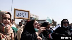 یک زن افغان در حال شعار دادن علیه طالبان در کابل - ۱۶ شهریور ۱۴۰۰
