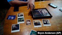 Stare polaroid fotografije Dejvida Gesa i njegove porodice. Ges stradao je u martu u oružanom nasilju. Ubistvu je prethodila svađa zbog automobilskog dela