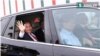 Thủ tướng Phúc ngồi trên xe ô tô của Vinfast do Chủ tịch Vingroup Phạm Nhật Vượng cầm lái tại lễ khánh thành nhà máy sản xuất ô tô của tập đoàn này. Hình minh họa. (Ảnh chụp màn hình Soha)