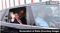 Thủ tướng Phúc ngồi trên xe ô tô của Vinfast do Chủ tịch Vingroup Phạm Nhật Vượng cầm lái tại lễ khánh thành nhà máy sản xuất ô tô của tập đoàn này. (Ảnh chụp màn hình Soha)