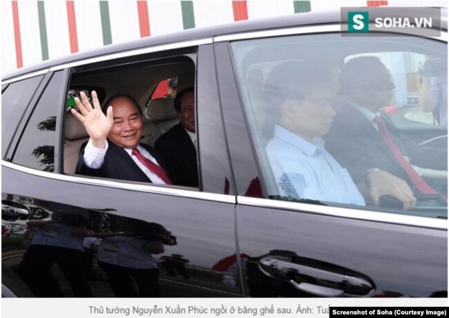Thủ tướng Phúc ngồi trên xe ô tô của Vinfast do Chủ tịch Vingroup Phạm Nhật Vượng cầm lái tại lễ khánh thành nhà máy sản xuất ô tô của tập đoàn này. (Ảnh chụp màn hình Soha)