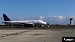 Sebuah pesawat milik maskapai penerbangan Cyprus Airways bersiap untuk lepas landas dari bandara Larnaka (9/1). 